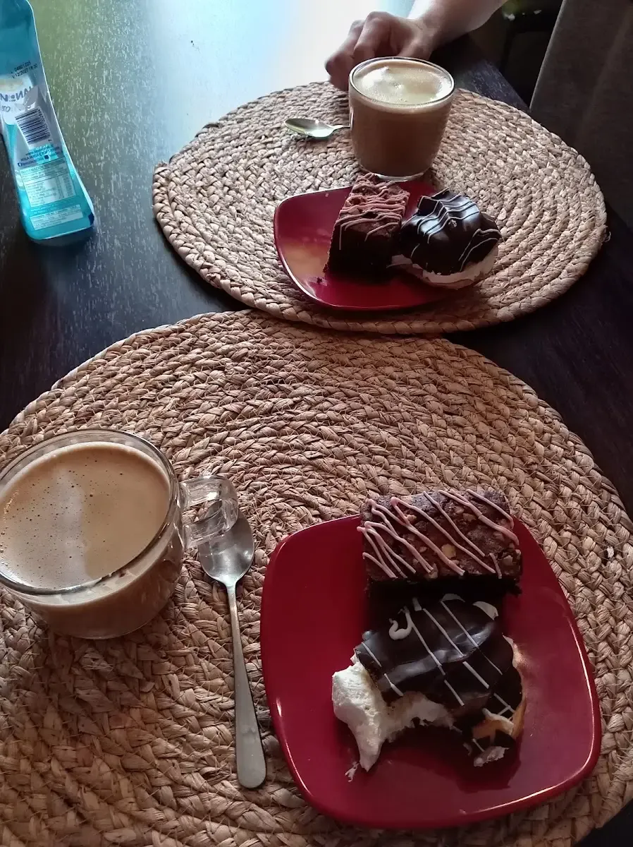 Mesa con café y brownie de Pastelería Paris