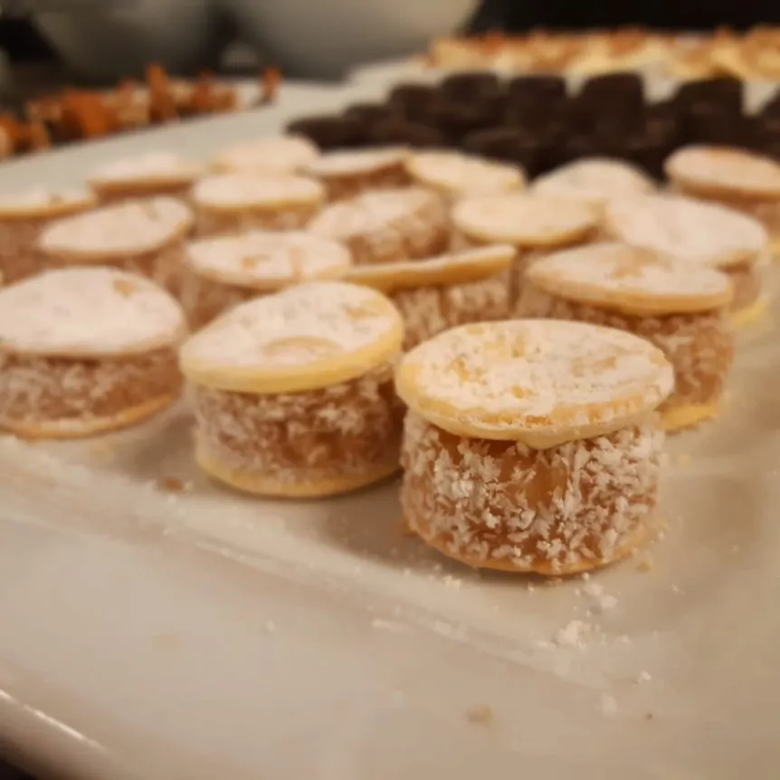 Alfajores de hojas rellenos de manjar — foto real de Pasteles Maca