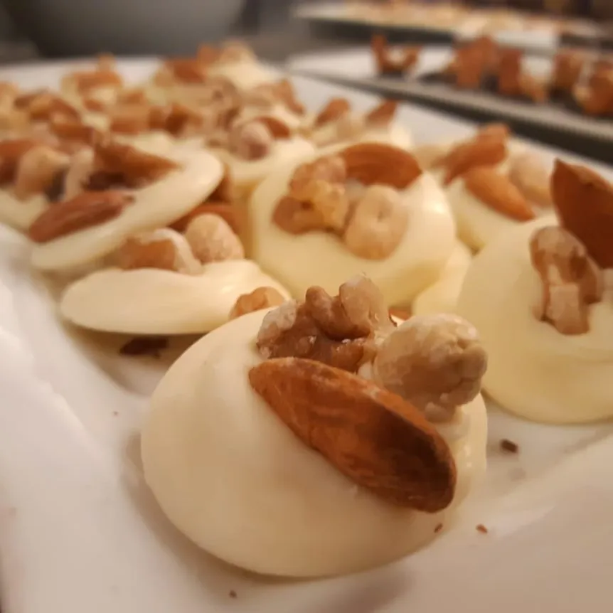 Bocaditos de chocolate y manjar — foto real de Pasteles Maca