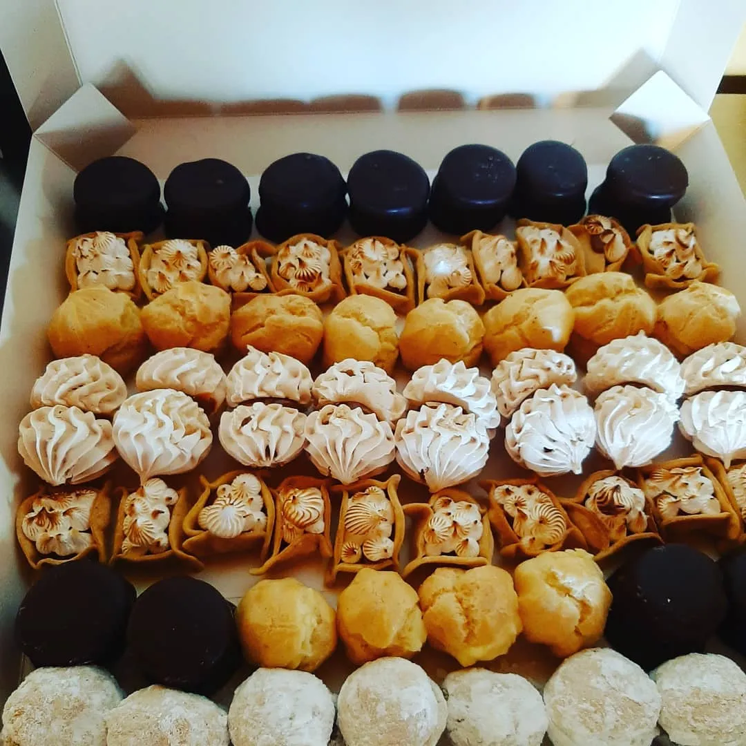 Caja mixta de dulces variados — foto real de Pasteles Maca