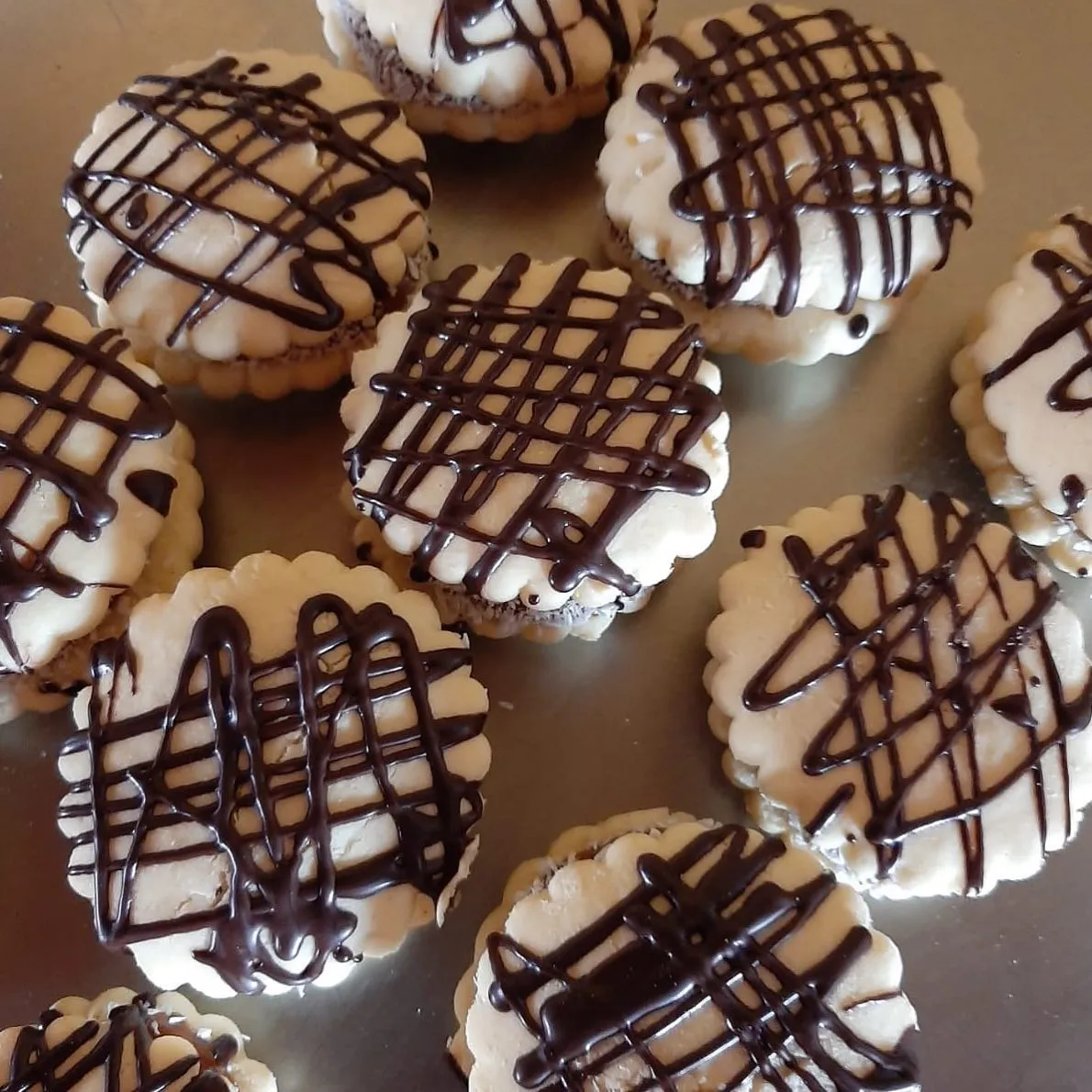 Merenguitos con manjar y almendra — foto real de Pasteles Maca