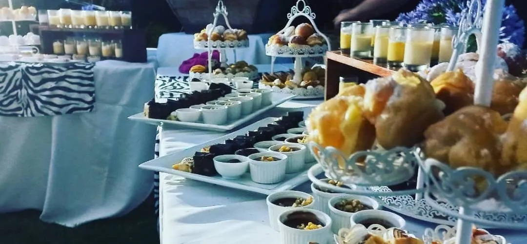 Mesa de dulces montada para un evento — foto real de Pasteles Maca