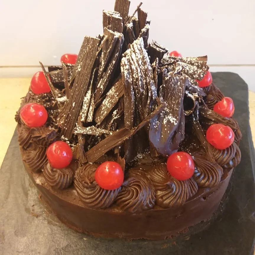 Torta de chocolate decorada con frutillas frescas — foto real de Pasteles Maca