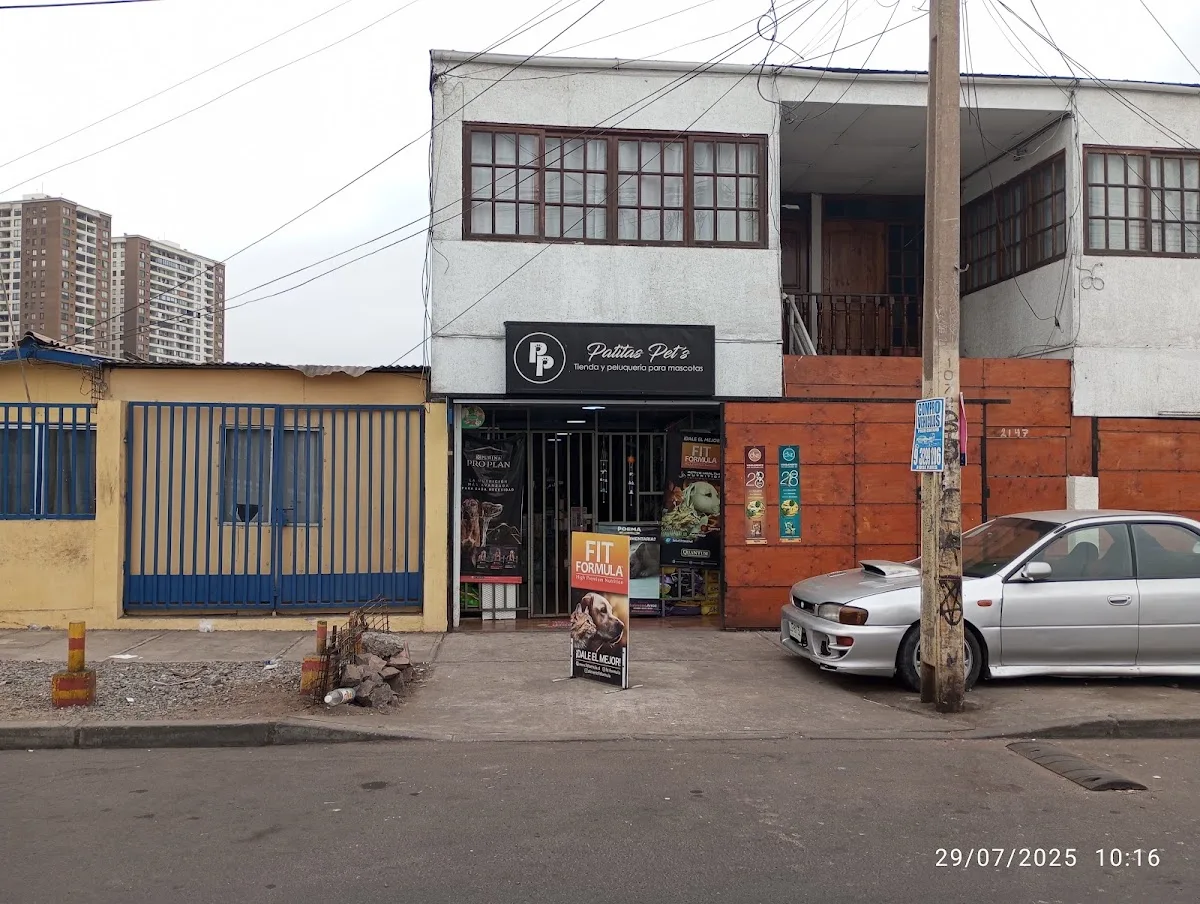 Fachada de Patitas Pets en La Concordia, con un perrito en la entrada