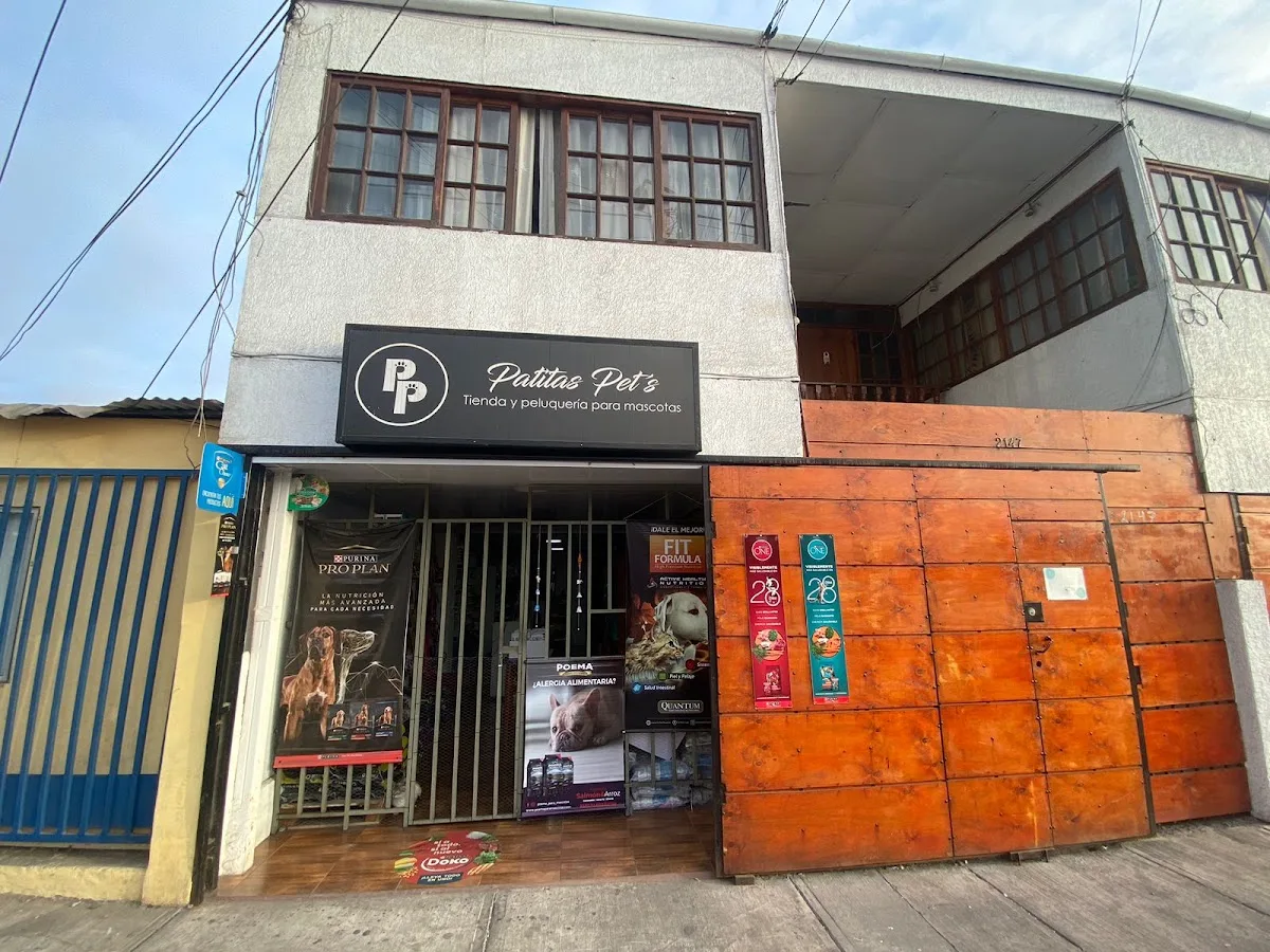 Letrero de Patitas Pet's: tienda y peluquería para mascotas, sobre el local naranjo de La Concordia