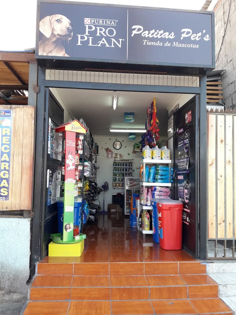 Pasillo interior de Patitas Pets con estantes llenos de alimento y accesorios