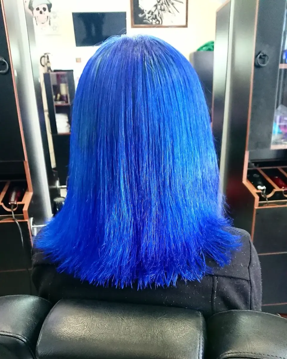 Cabello teñido azul hecho en Barber’s Glam