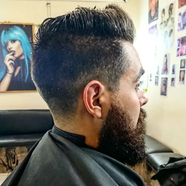 Perfilado de barba con navaja en la silla del local