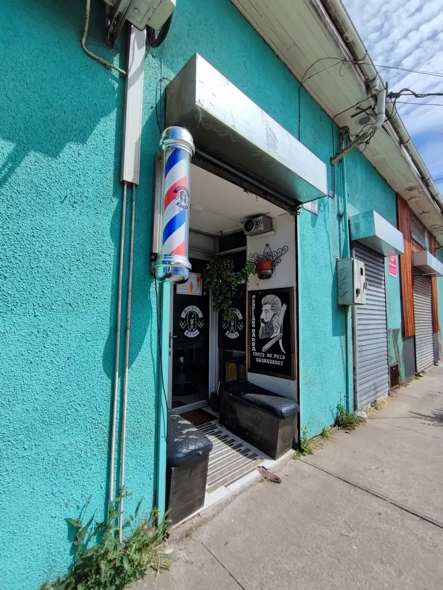 Fachada teal de Barber's Glam con barber pole en Maipú, Molina