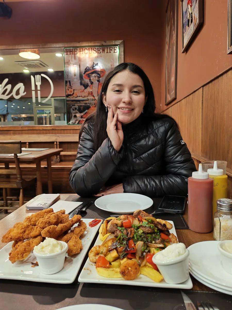 Interior del restaurante: mesas de madera y un plato recién servido