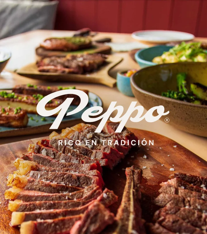 Tabla de peppo: la mesa dispuesta con el sello del restaurante