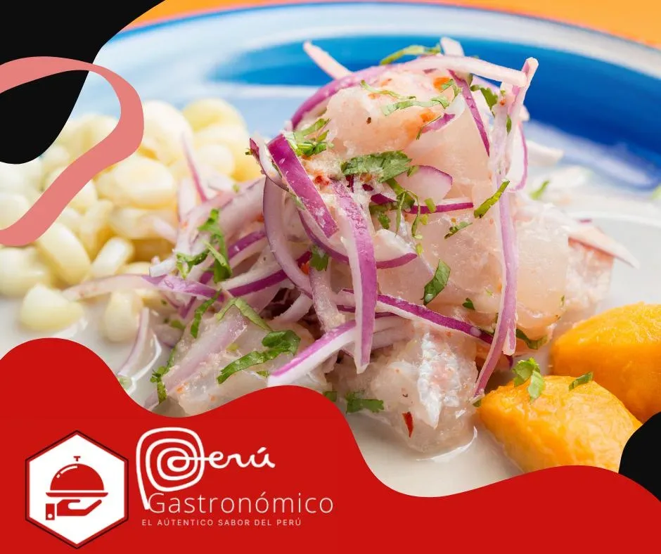 Ceviche peruano con cebolla morada, cancha y camote, servido en Perú Gastronómico