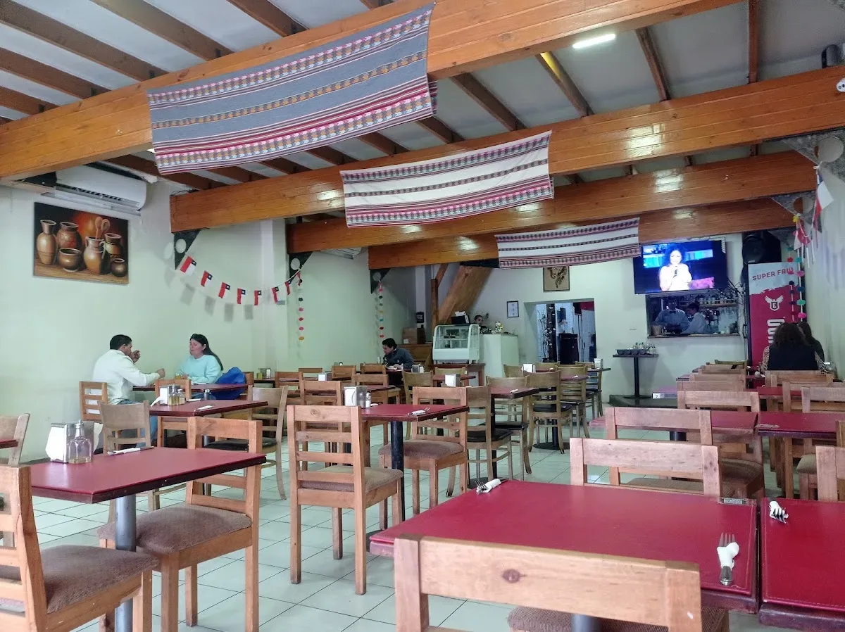 Comedor interior con textiles peruanos colgados del techo