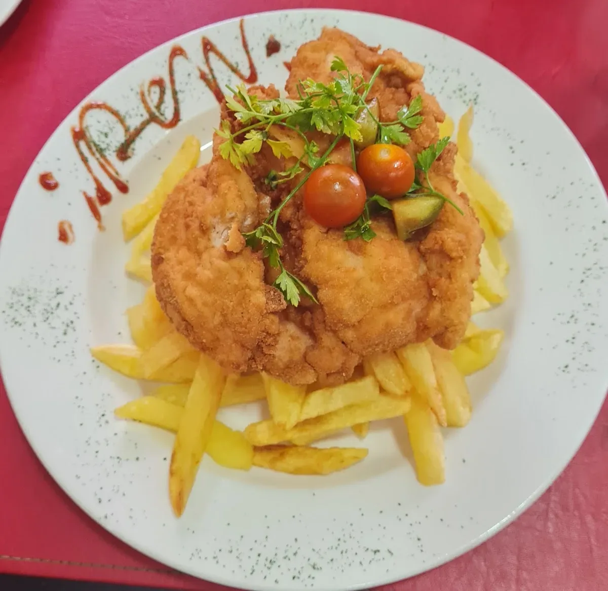 Plato de la casa con la palabra Perú escrita en salsa
