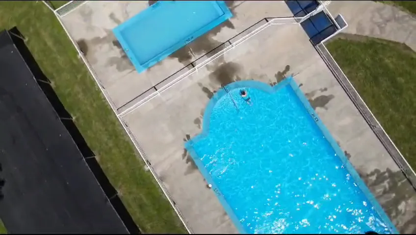 Vista aérea de las dos piscinas de Santa Adela rodeadas de pasto