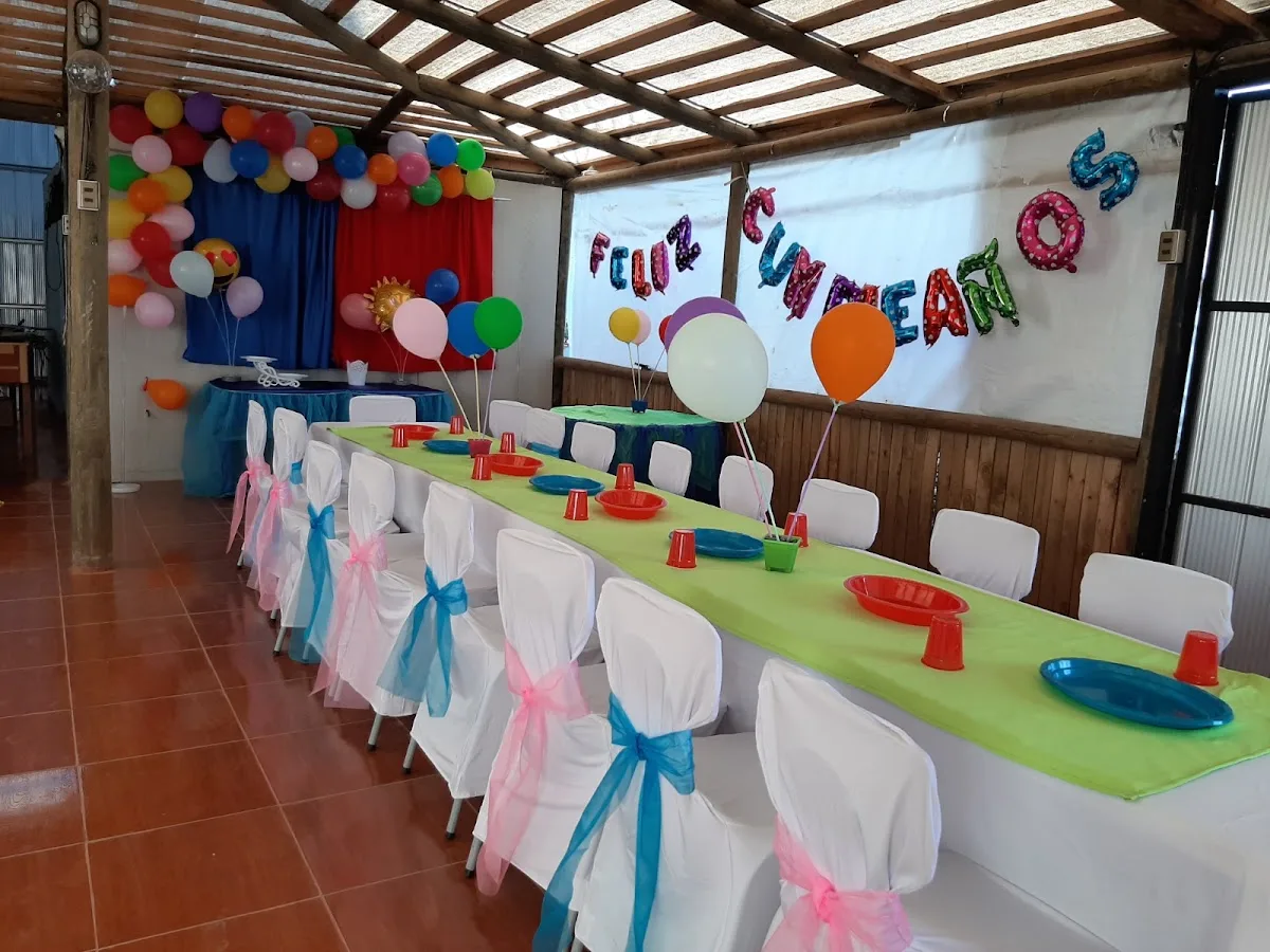 Sala de cumpleaños de Santa Adela decorada con globos y mensaje de Feliz Cumpleaños