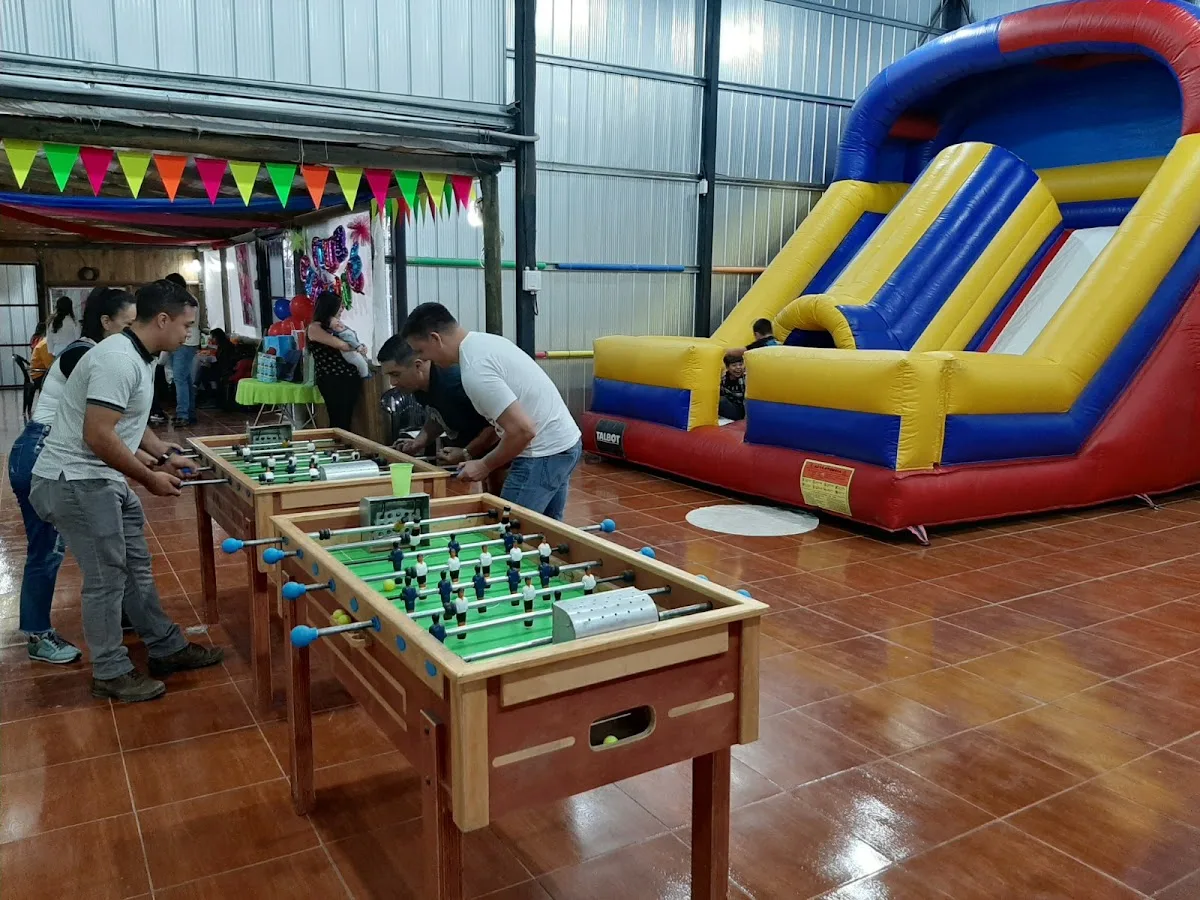 Mesa de taca-taca y juego inflable en el recinto de Santa Adela