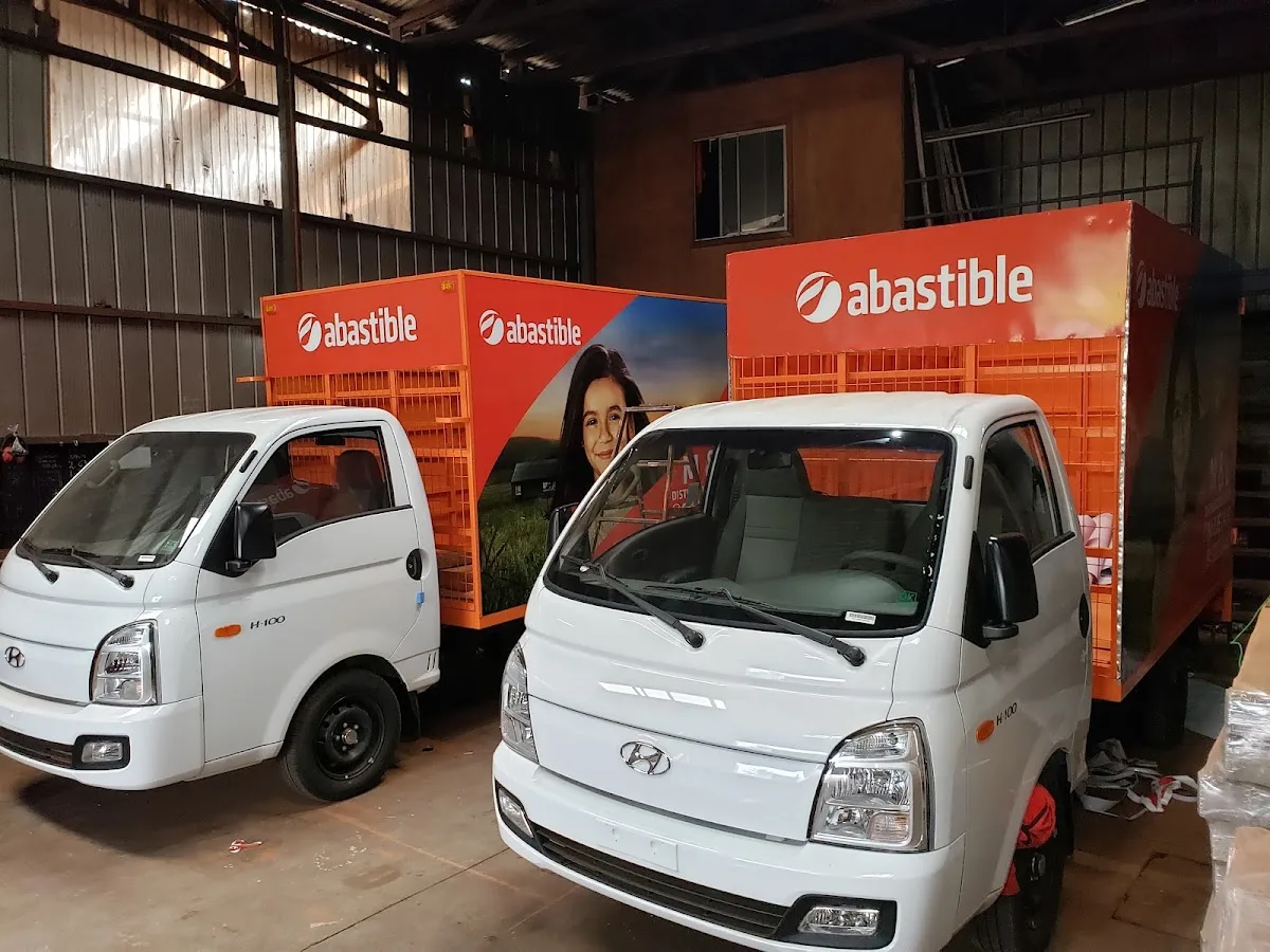 Camiones de reparto de Abastible rotulados por Pixels Chile estacionados en fila