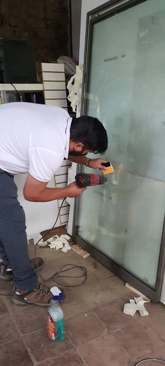 Instalador aplicando vinilo esmerilado en una ventana