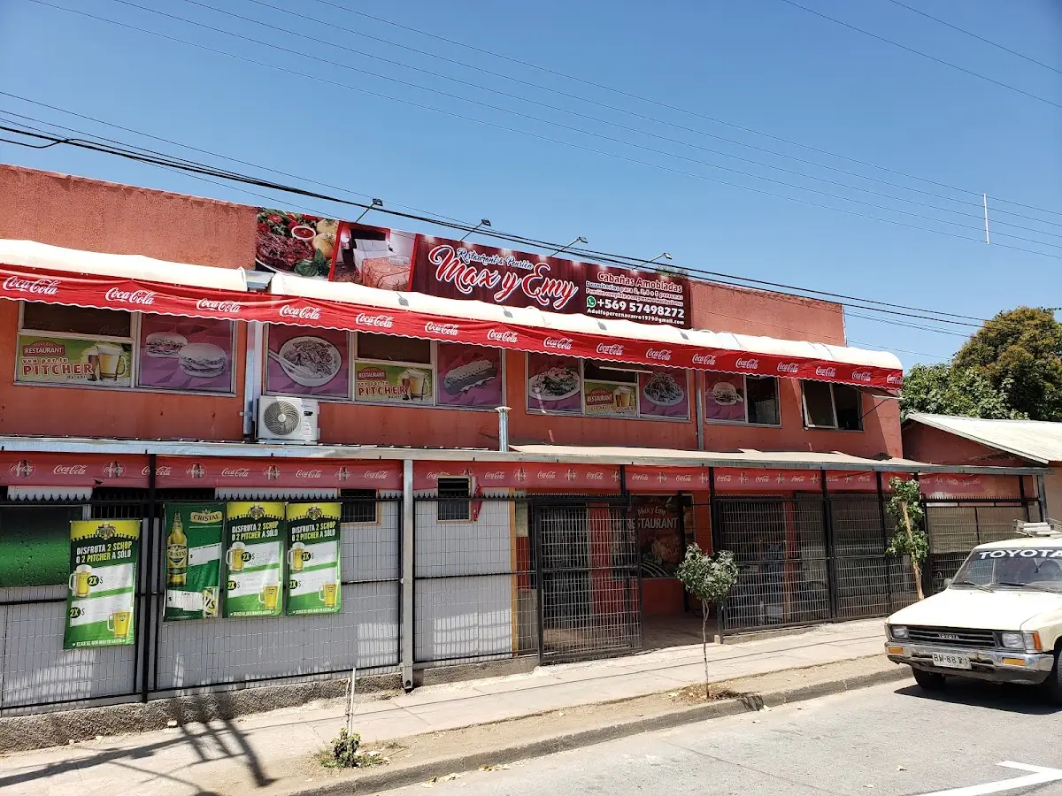Restaurante Max y Emy con letrero de fachada y toldos rotulados