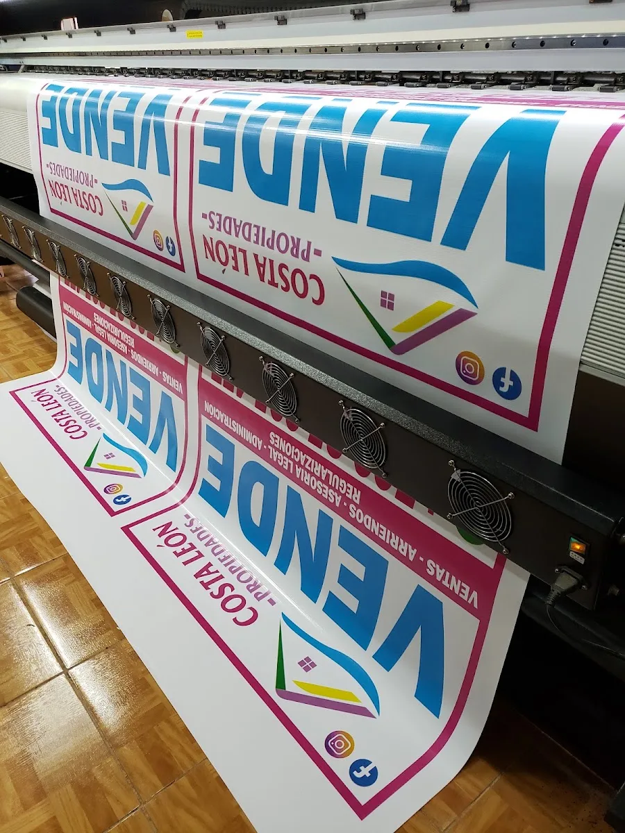 Pendones gigantes de venta recién impresos en el plotter de gran formato del taller