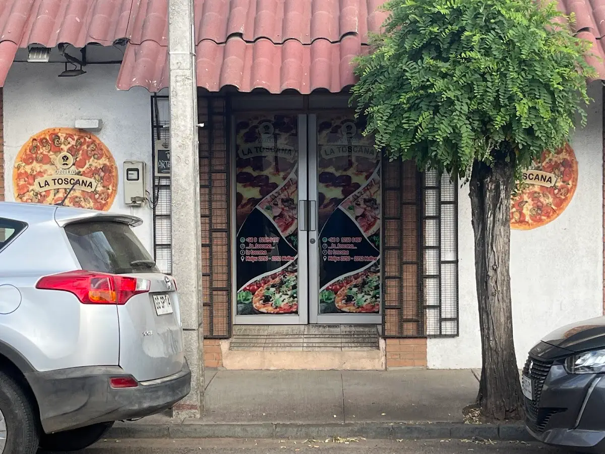 Fachada de Pizzería la Toscana en Maipú 2030, Molina, con su toldo verde a rayas en la esquina