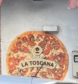 Letrero redondo de Pizzería la Toscana colgado en el local