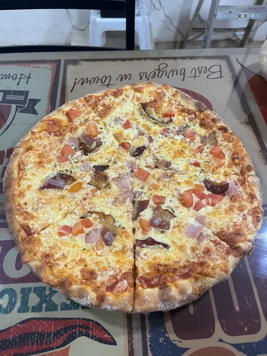 Pizza familiar de Pizzería la Toscana servida sobre su caja para llevar