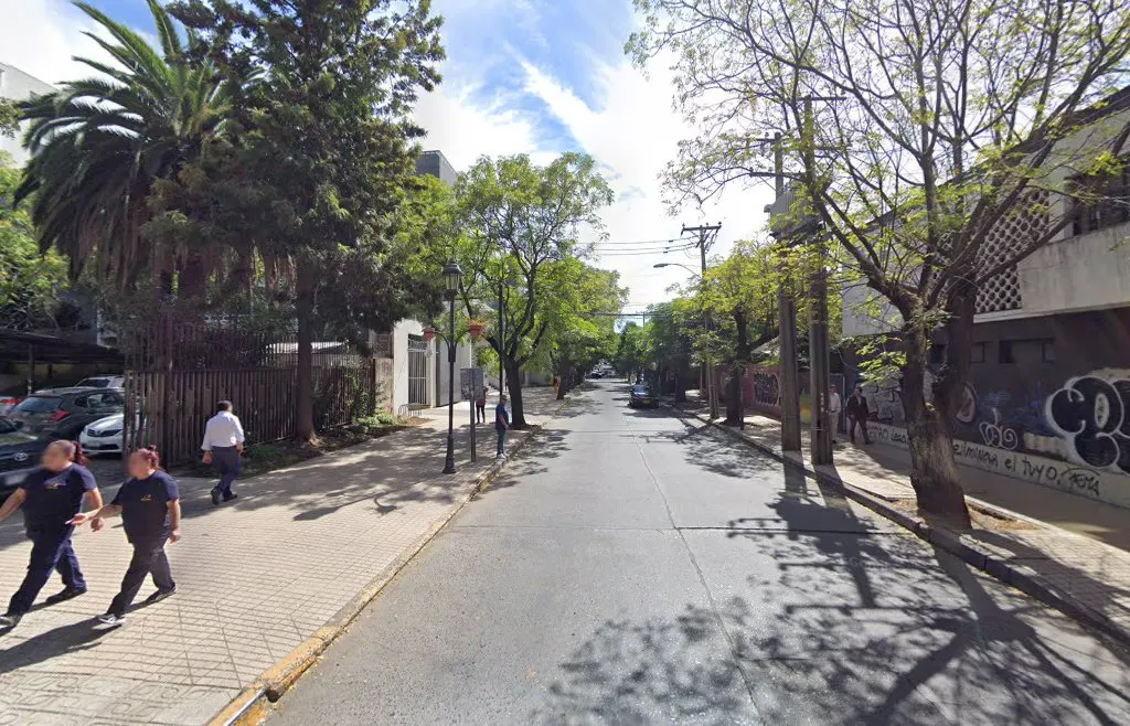Calle arbolada del centro de Talca cerca de la oficina
