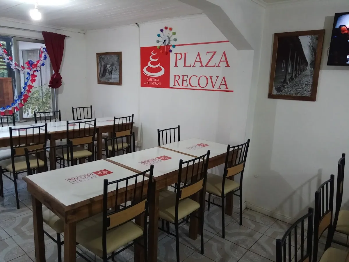 Comedor de Plaza Recova con mesas y el logo pintado en la muralla