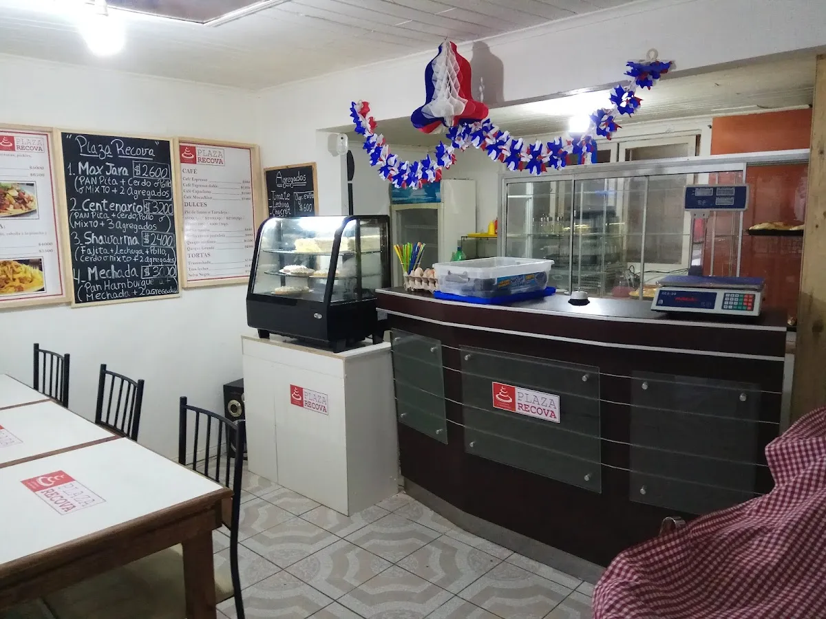 Vista del local hacia el mesón de atención y la vitrina