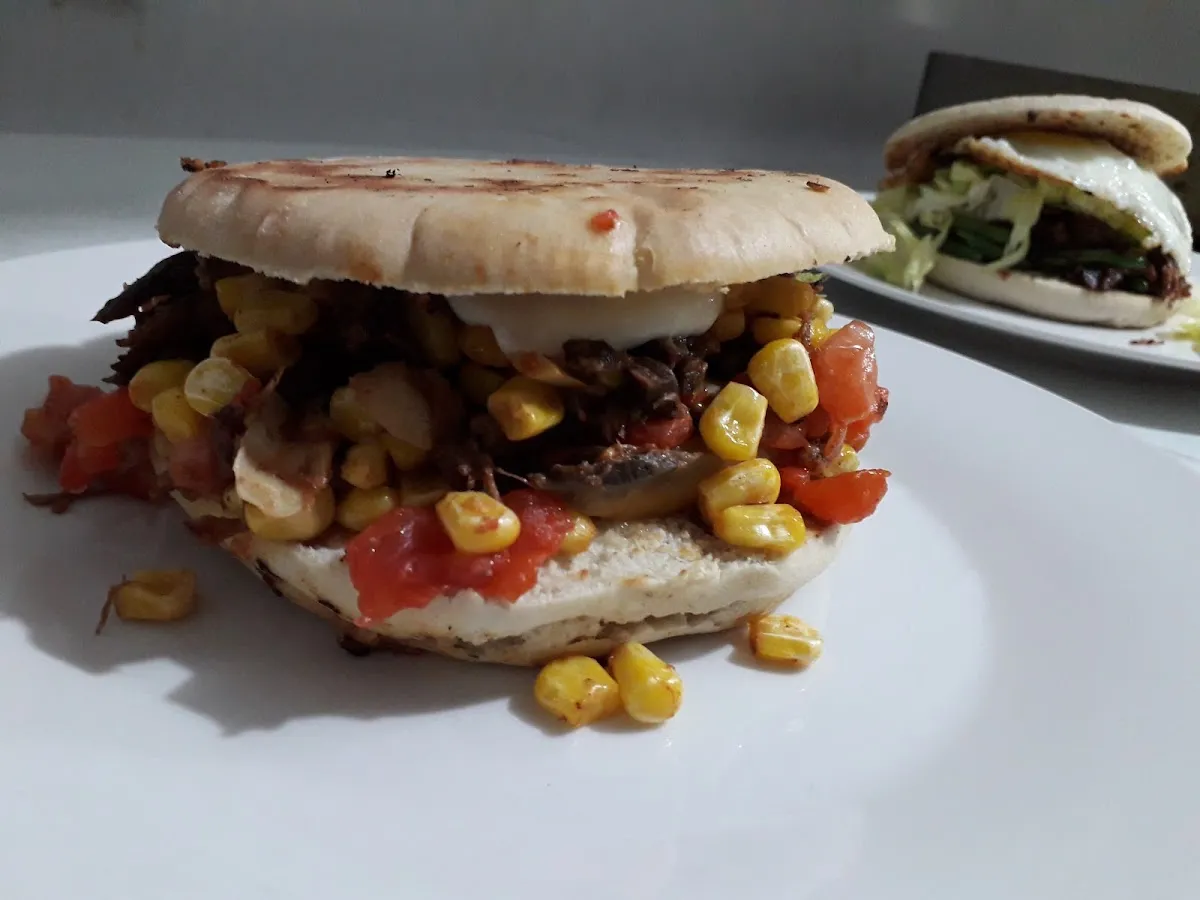 Sándwich chacarero con chilena y choclo servido en plato