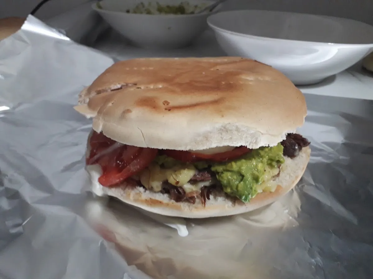 Sándwich con palta, carne mechada y choclo