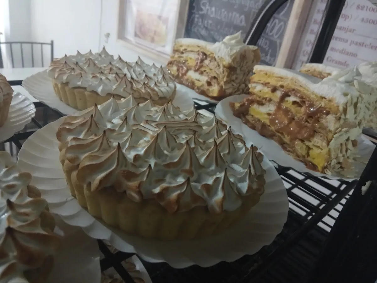Tortas y kuchenes caseros en la vitrina