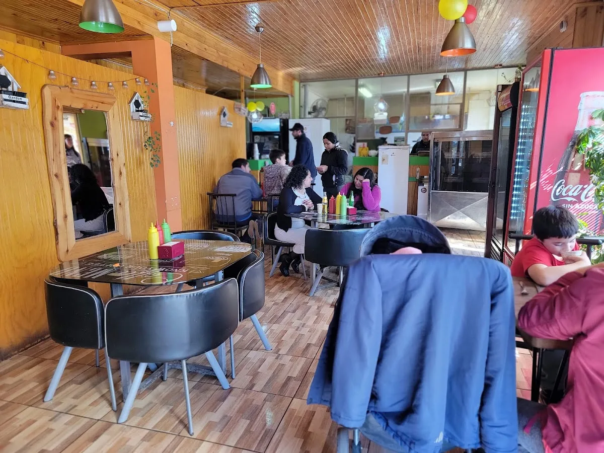 Mesón y mesas de madera del local de Pollo Krac