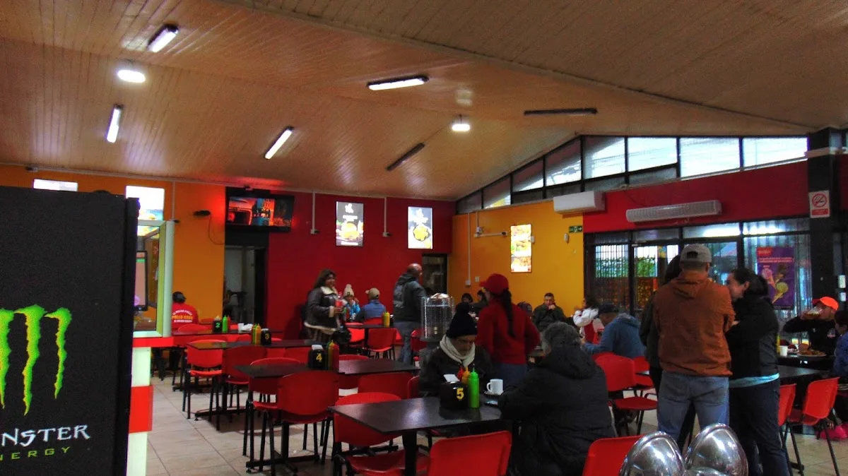 Salón comedor de Pollo Krac con público almorzando