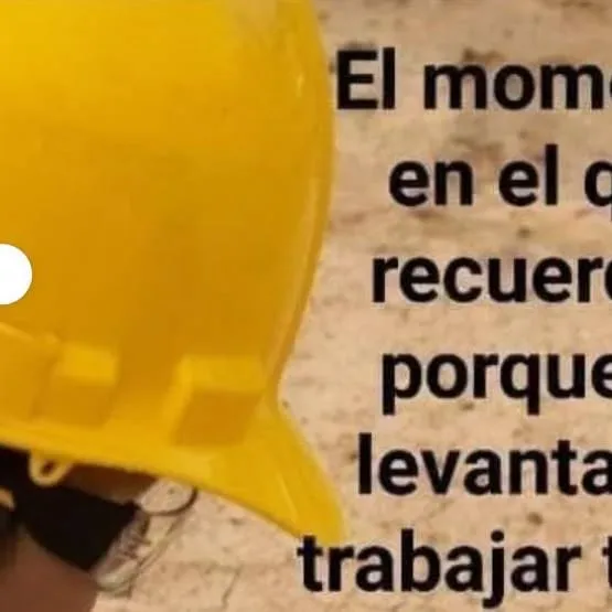 Publicación de la asesoría con casco de seguridad amarillo, su identidad visual