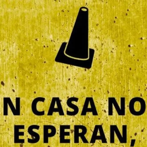 Publicación de la asesoría con ícono de cono de seguridad sobre fondo amarillo