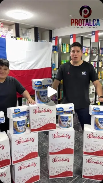 Equipo de Protalca dentro de la tienda junto a productos de papel