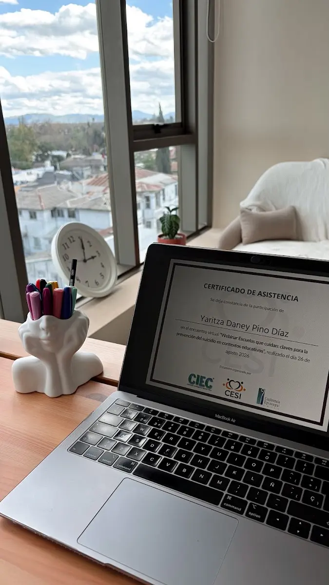 Certificado enmarcado de Yaritza Daney Pino Díaz junto al ventanal