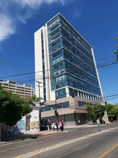 Edificio de oficinas en Av. Dos Sur donde está la consulta