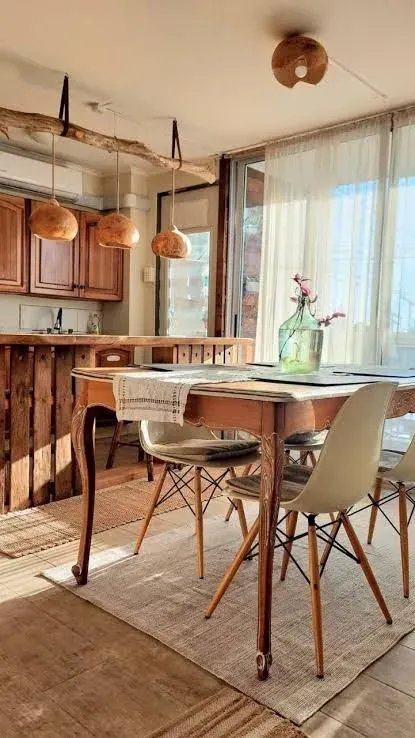 Cocina equipada del departamento con mesa de comedor