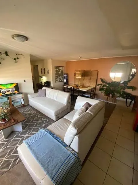 Living del hostal con sillones y estufa a leña