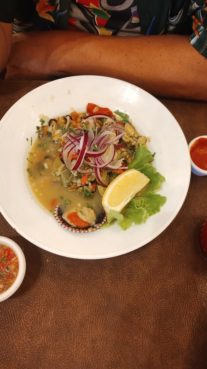 Ceviche de pescado fresco con limón y cilantro