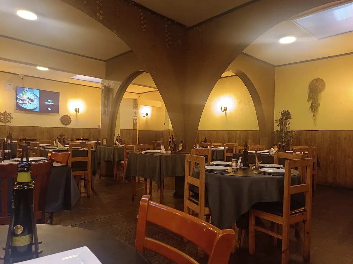 Salón de PuntaNorte Puerto con nichos iluminados y mesas listas