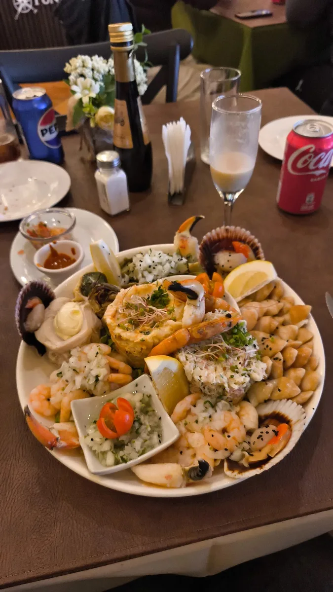 Mariscal frío con mariscos, limón y cilantro