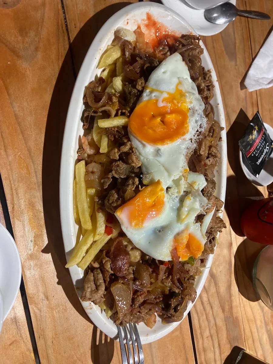 Chorrillana con huevos fritos encima
