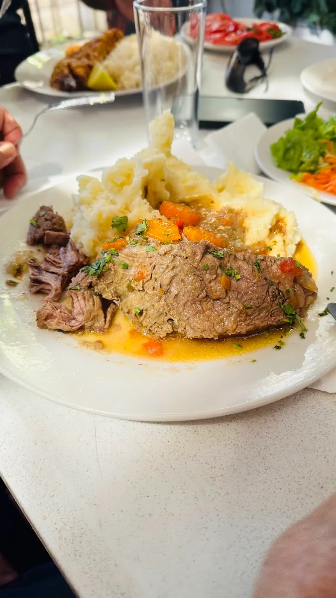 Plateada al jugo con puré picante servida en Punto Sagrado