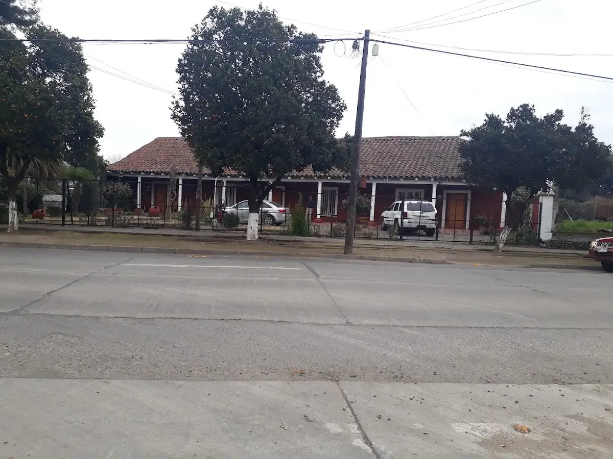 Casa antigua de madera donde funciona la bodega Raíces Villalegrinas