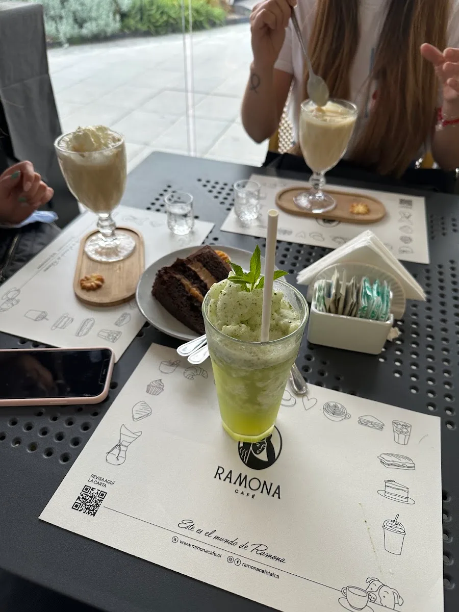 Matcha y bebidas frías junto a la carta de Ramona Café